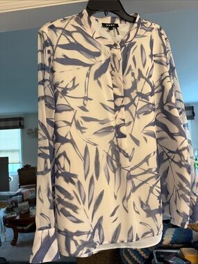 Like NEW DKNY sheer sleeve blush & Blue Print Blouse not worn half button down